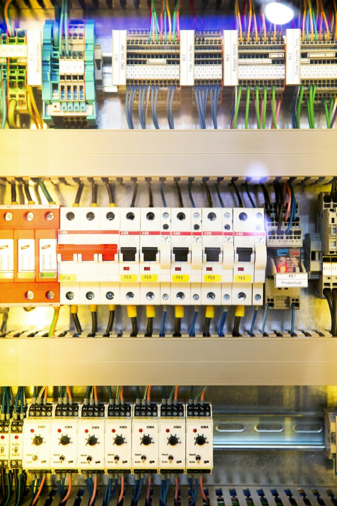 Electrical distribution board with circuit breakers